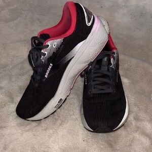 Brooks Women's Black and Pink Athletic Shoes